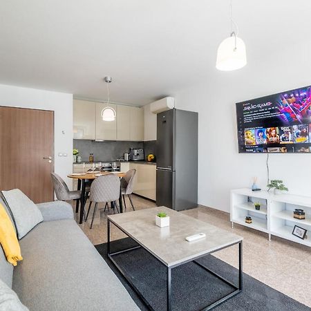 Julie'S Sunny Cozy Apartment With Balcony 소피아 외부 사진